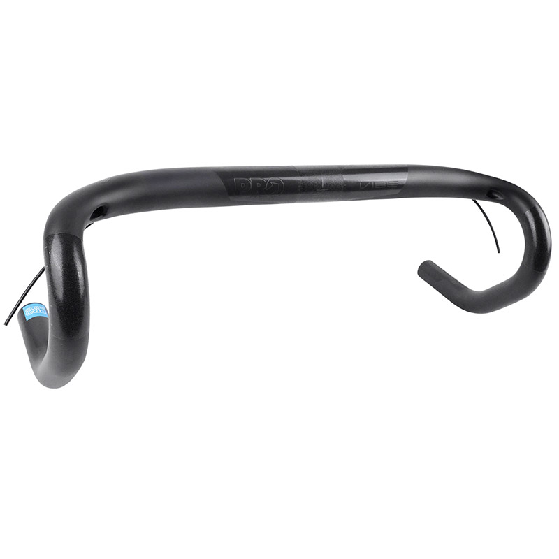 CINTRE ROUTE PRO VIBE ANATOMIC CARBONE NOIR L 42 EXTERIEUR (AXE-AXE 42CM) POUR POTENCE 31.8MM POUR PASSAGE CABLE INTERNE (DI2) CINTRE ROUTE PRO VIBE ANATOMIC CARBONE NOIR L 42 EXTERIEUR (AXE-AXE 42CM) POUR POTENCE 31.8MM POUR PASSAGE CABLE INTERNE (DI2)