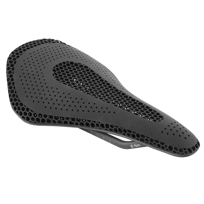 SELLE 3D CARBONE T806 NOIR FERMEE 265X143 RAIL CARBONE BRILLANT POIDS 190G (POIDS MAX 130KGS) -NEWTON- SELLE 3D CARBONE T806 NOIR FERMEE 265X143 RAIL CARBONE BRILLANT POIDS 190G (POIDS MAX 130KGS) -NEWTON-
